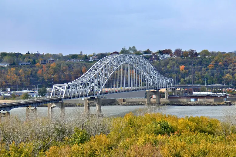 Dubuque iowa julien dubuque bridge