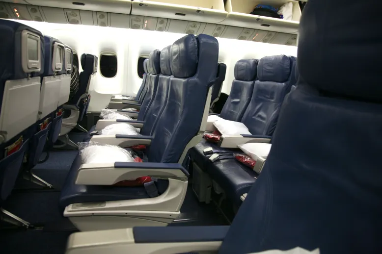 Delta 767 400er economy cabin