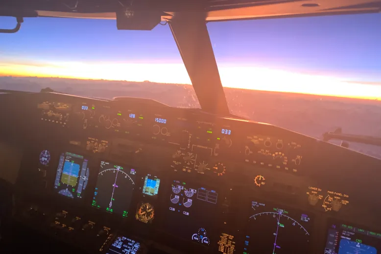 Airplane cockpit and horizon