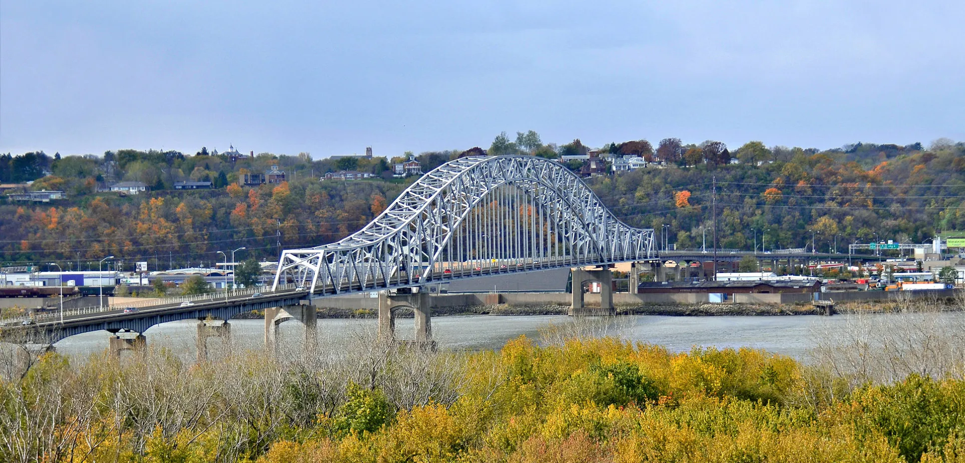 Dubuque iowa julien dubuque bridge
