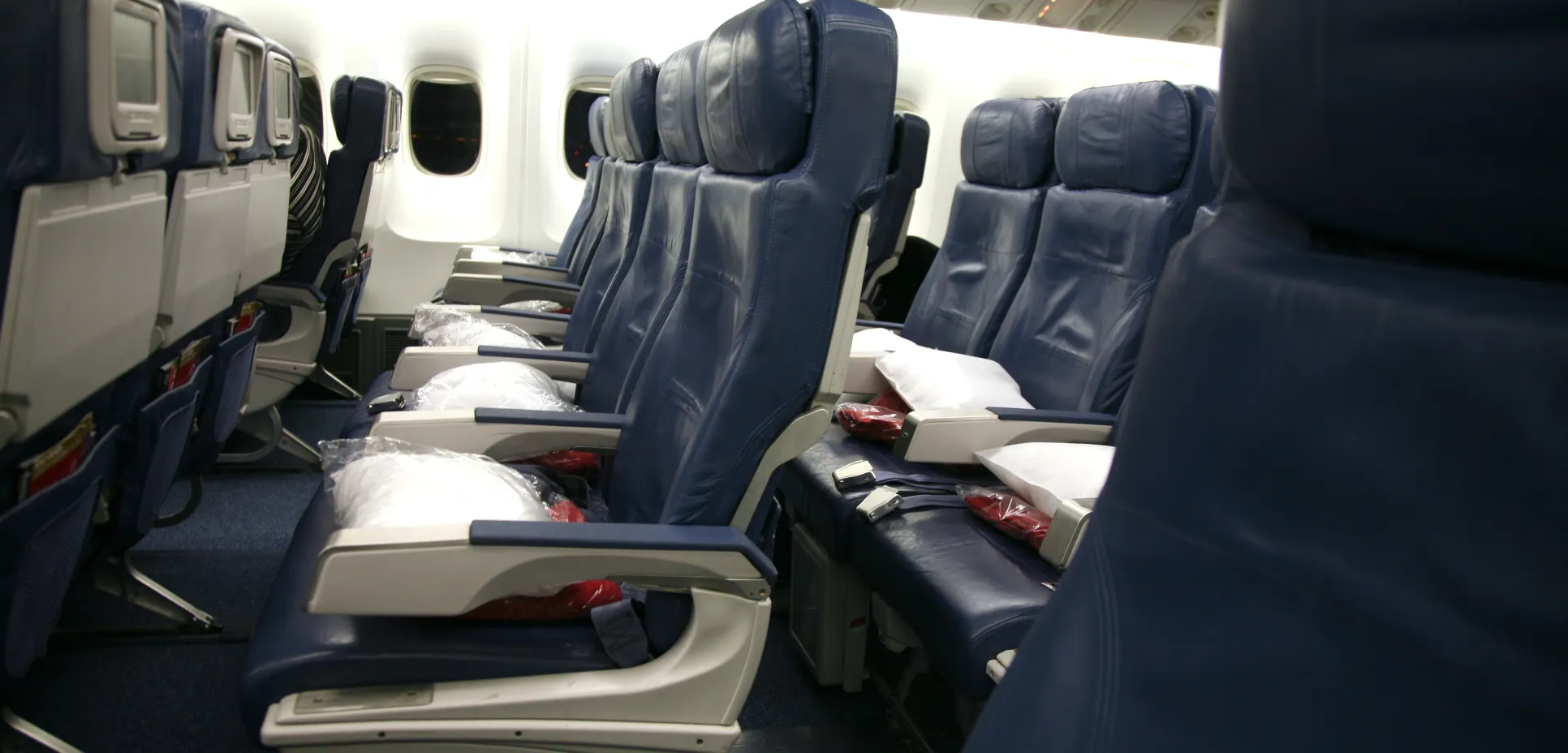 Delta 767 400er economy cabin