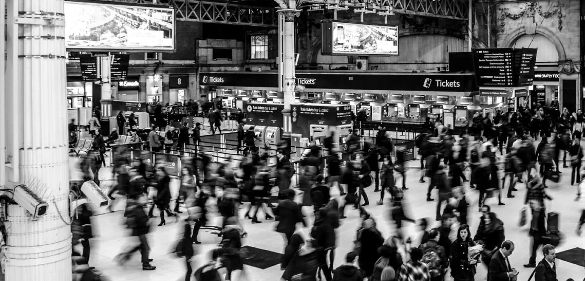 Victoria station busy people victoria 735795